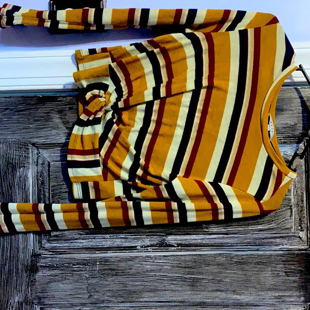 Brown,yellow,blue,white, and red are its colors. Brand is “gaze”